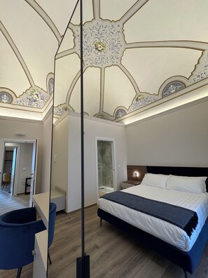 Luxury Double Room | Free minibar items, desk, soundproofing, free WiFi - B&B PALAZZO CROGHAN (Torremaggiore)