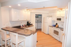 Condo, 1 Queen Bed with Sofa bed (Oceanwalk 9-506) | Private kitchen | Oven, coffee/tea maker, toaster, blender