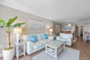 Condo, varias camas (Seascape Towers 623) | Área de sala de estar
