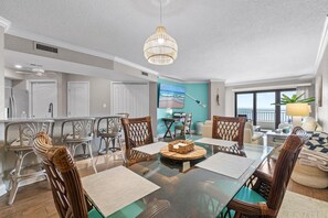 Condo, varias camas (Seascape Towers 623) | Restaurantes