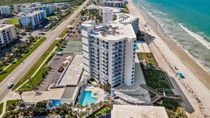 Un hotel costero con varias edificaciones, una playa y una piscina.