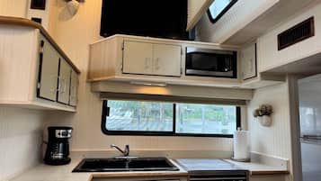 Kylskåp, mikrovågsugn, spishäll och kaffe- och tebryggare