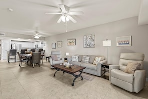 Condo, varias camas (Oceanwalk 14-404) | Área de sala de estar