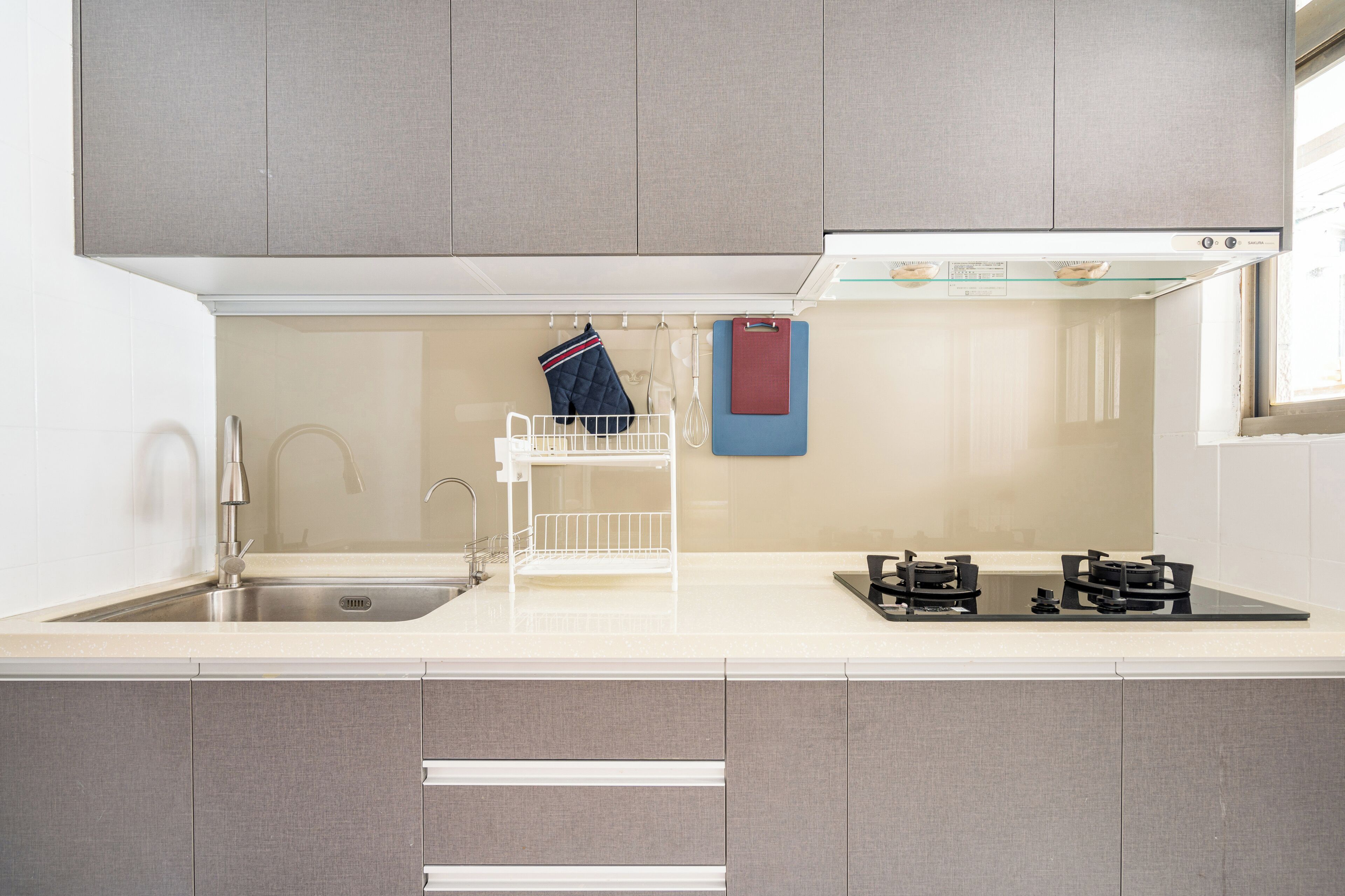 冷蔵庫、電子レンジ、コンロ、コーヒー / ティーメーカー