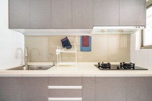 Fridge, microwave, stovetop, coffee/tea maker - Comfortable and Stylish 3bed/2bath near Da'an Park (Taipei City)