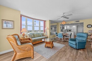 Apartment, 1 King-Bett und Schlafsofa (Ponce de Leon Towers 705) | Wohnbereich