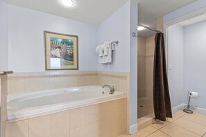 Condo, várias camas (Sanibel 1104) | Banheiro | Secador de cabelo, toalhas de banho, sabonete, shampoo