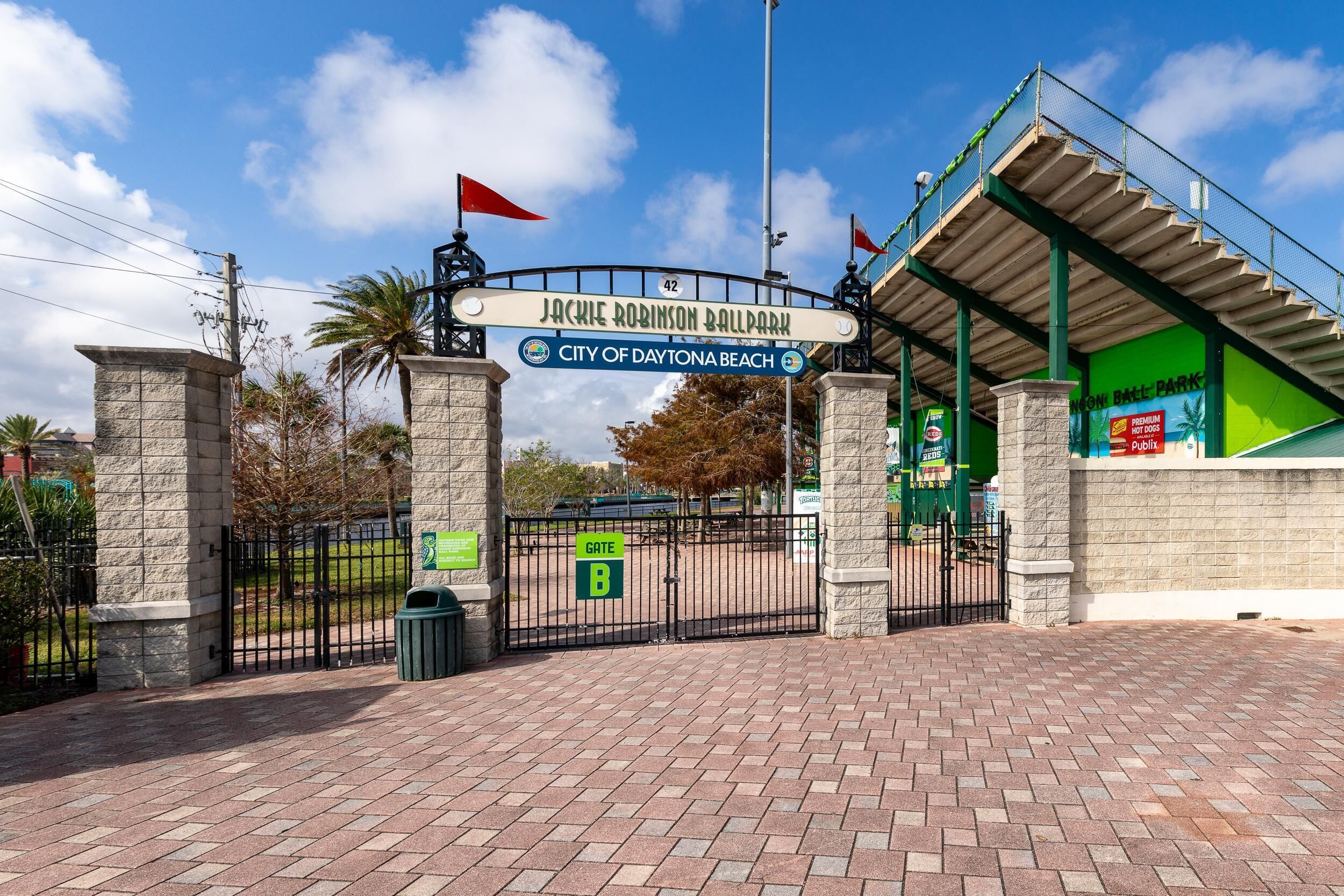 L’entrée du Jackie Robinson Ballpark, avec un chemin pavé de briques menant à la porte.