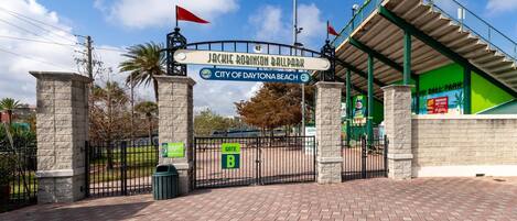 L’entrée du Jackie Robinson Ballpark, avec un chemin pavé de briques menant à la porte.