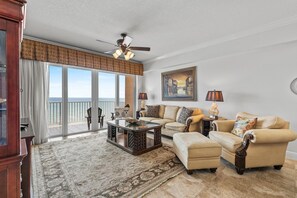 Apartment, Mehrere Betten (Sanibel 1104) | Wohnbereich | Fernseher