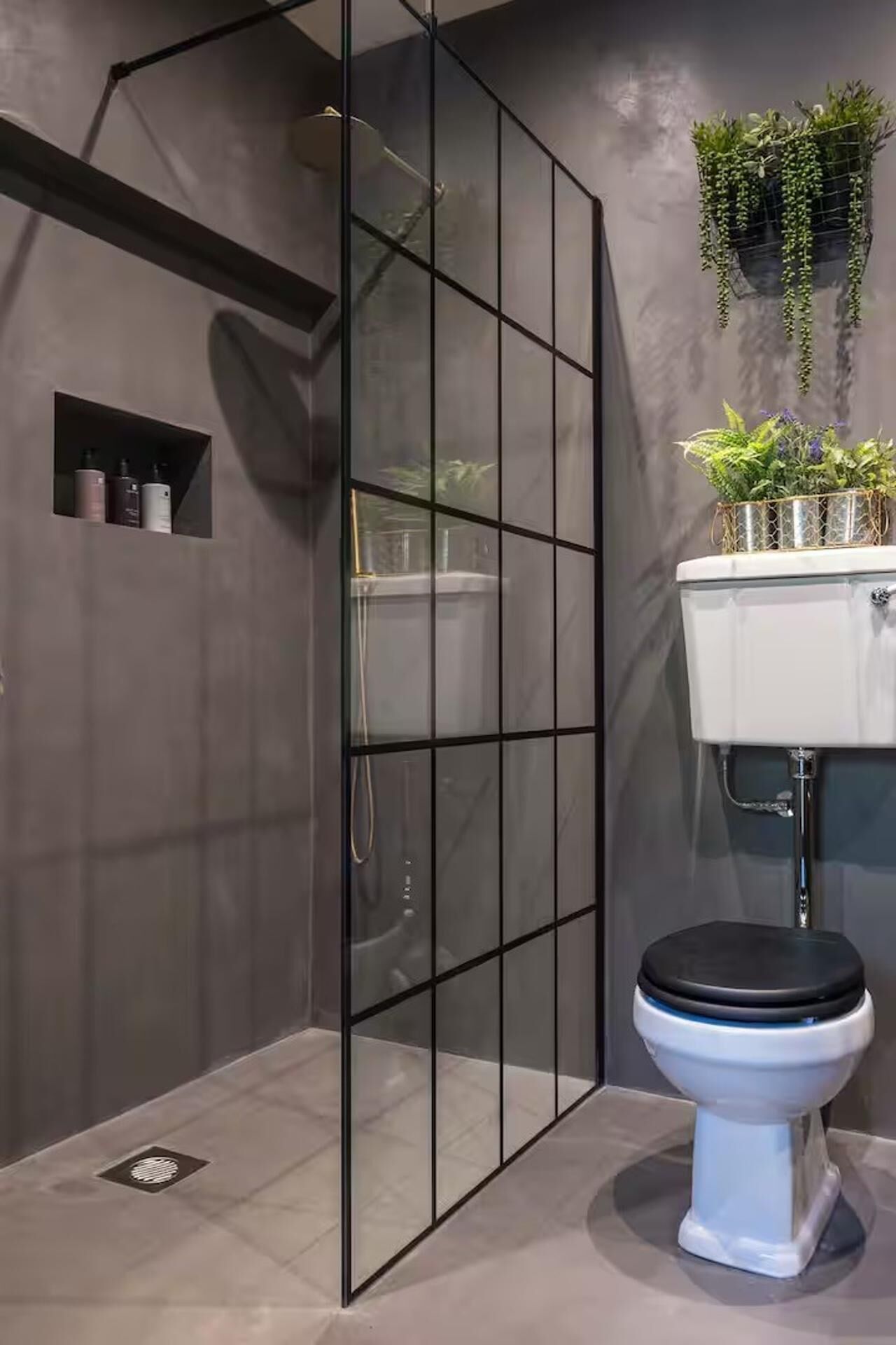House | Bathroom | Shower, hair dryer, towels