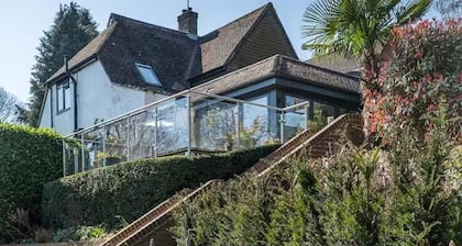 Aylesford-house-sleeps 2 & 1 Infant-parking-garden