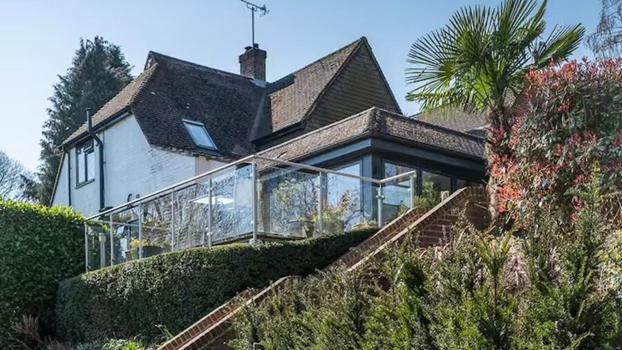 Aylesford-house-sleeps 2 & 1 Infant-parking-garden