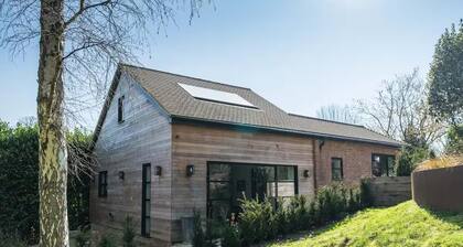 Aylesford-house-sleeps 2 & 1 Infant-parking-garden
