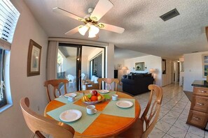 Appart'hôtel, 1 très grand lit et 1 canapé-lit (Sea Club #12 - The Dancing Dolphin) | Restauration