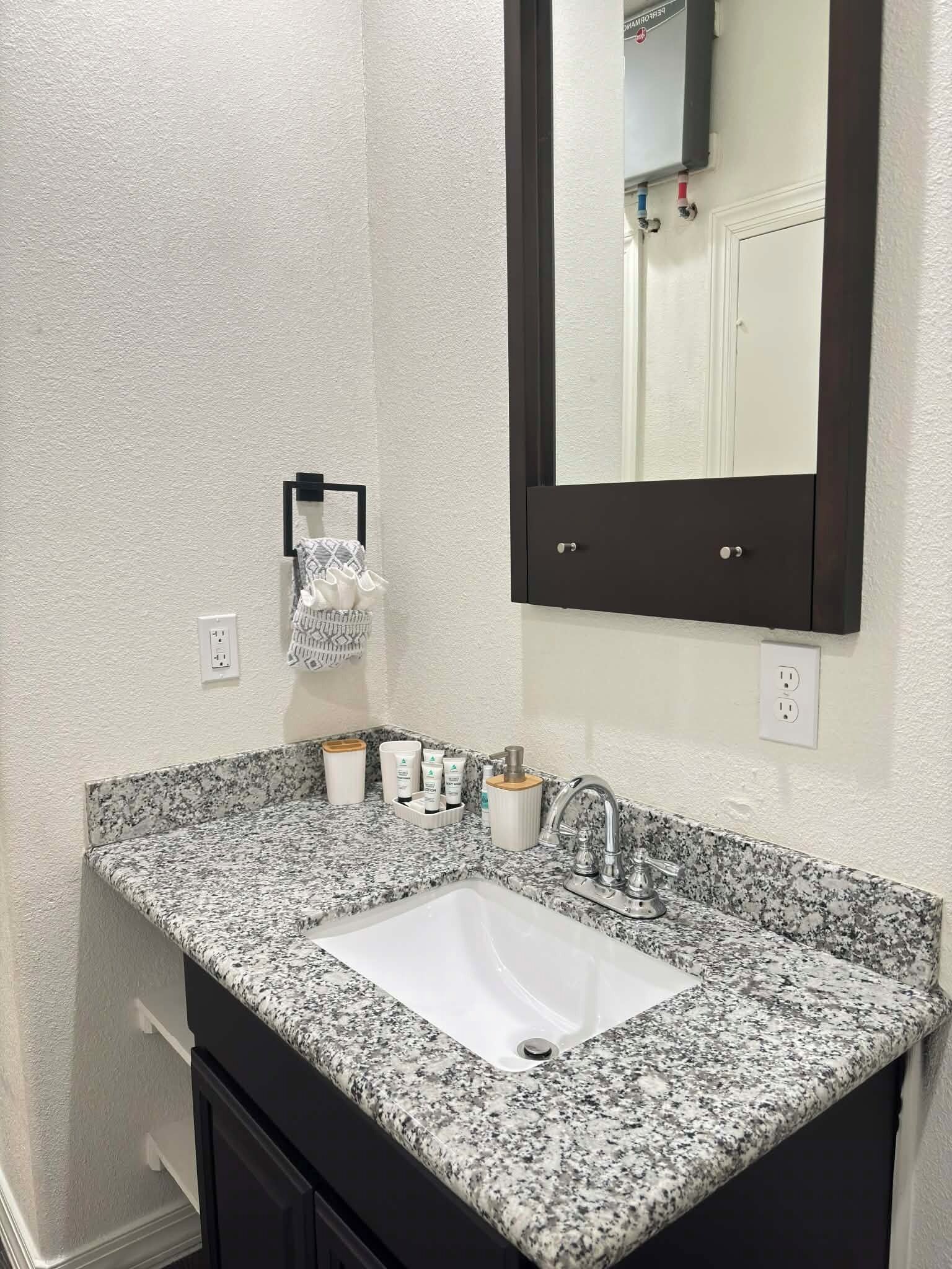 吹风机、毛巾、肥皂、卫生纸