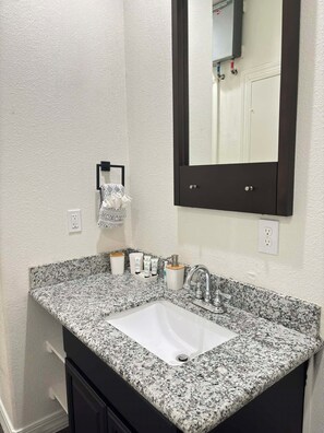 Sèche-cheveux, serviettes fournies, savon, papier toilette