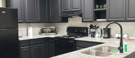 Micro-ondes, four, plaque de cuisson, lave-vaisselle