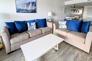Apartment, 2 Queen-Betten (Sea Club #502 - Anchor's Away) | Wohnbereich