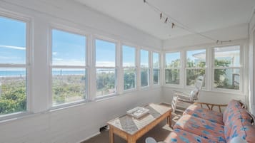 Studio (2 Bedrooms) | Tiện nghi, dịch vụ nơi lưu trú