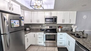 Kondominium, 1 Tempat Tidur King dengan tempat tidur Sofa (Sea Club #13 - Coastal Charm) | Dapur pribadi