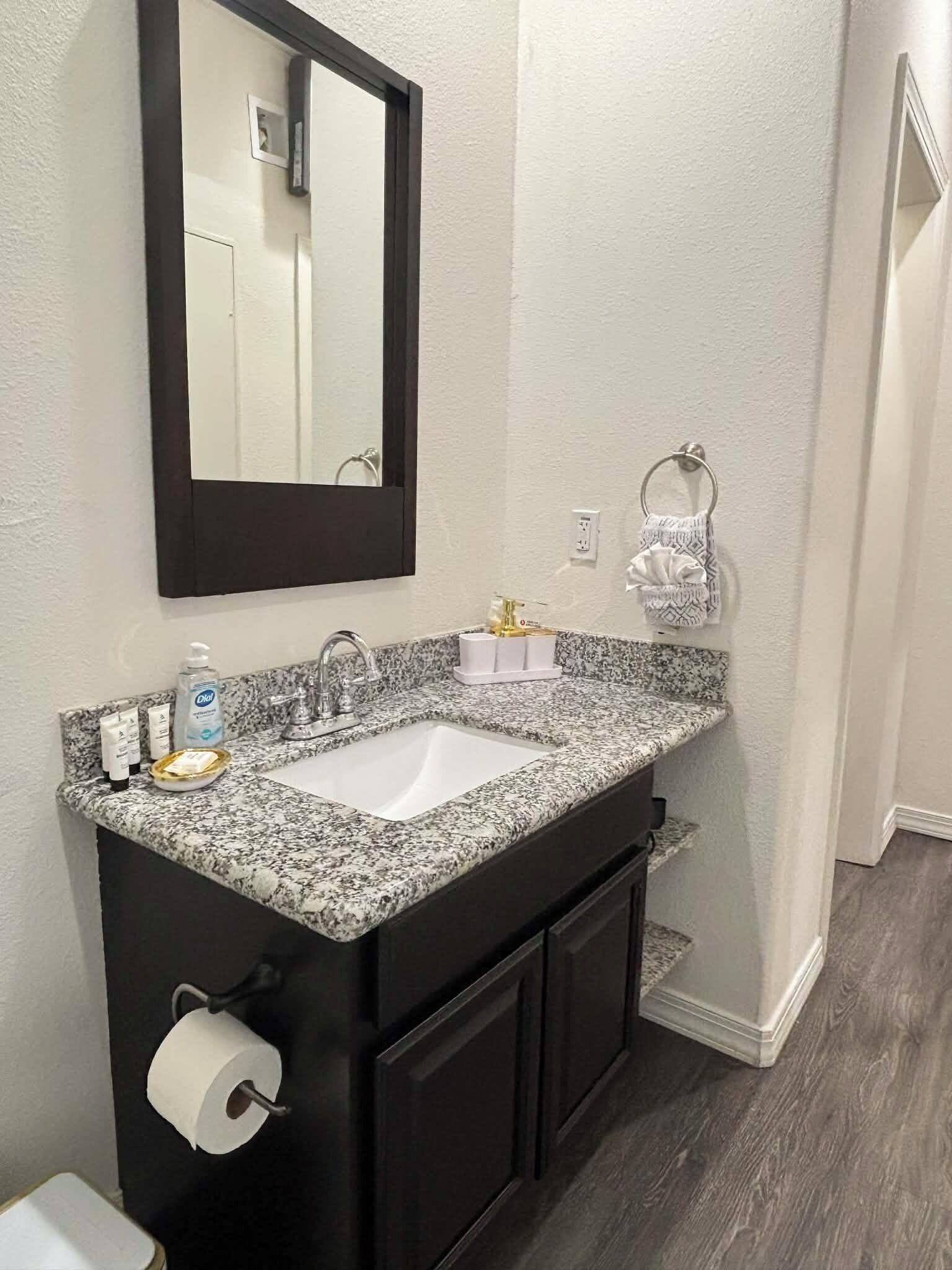 Hårføner, håndklær, såpe og toalettpapir