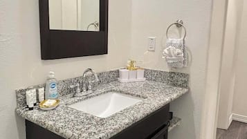 Hårføner, håndklær, såpe og toalettpapir