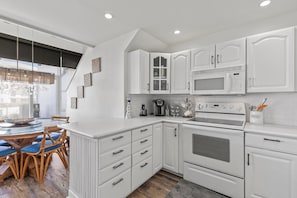 Condo, Berbilang Katil (Sea Winds Condominiums C) | Dapur peribadi | Ketuhar, pembakar roti