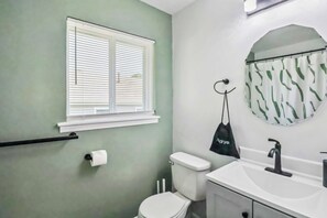 Dusj, hårføner, håndklær og såpe