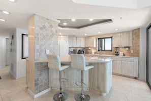 Appartamento, letti multipli (Sherwin Condominium 1801) | Cucina privata | Forno, tostapane