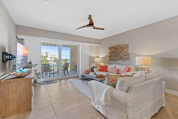 Condo, 2 grands lits (Oceanwalk 20-302) | Aire de séjour