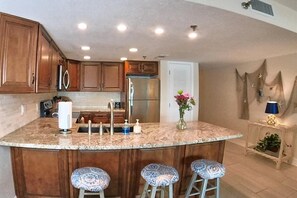 Condo, 2 camas Queen (Sea Club #104 - Casa con Vista) | Cozinha privada | Fogão, torradeira