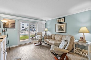 Condo, varias camas (Sea Coast Gardens II 109) | Área de sala de estar | Televisión 