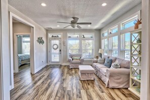 House, Multiple Beds (Beach Bound) | Living area