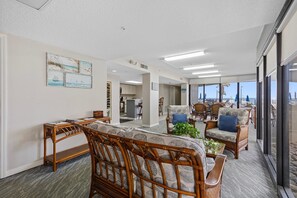 Apartamento, varias camas (Ebb Tide 702) | Interior