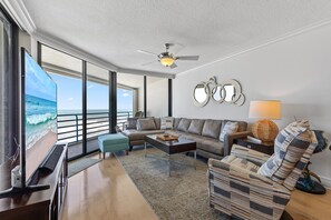 Condo, nhiều giường (Ebb Tide 702) | Khu phòng khách | TV 