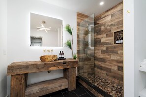 8 The Collins Creek | Bathroom | Free toiletries, hair dryer, towels, soap