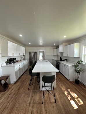 Private kitchen - Hereford Motel (Albany)