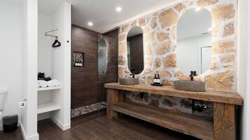 6 The Harlow | Bathroom | Free toiletries, hair dryer, towels, soap