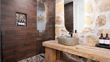 Suite Luxe, patio, vue cour intérieure | Salle de bain