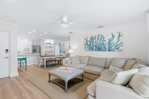 Apartment, Mehrere Betten (Colony Beach Club 248) | Wohnbereich