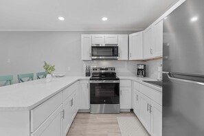 Apartamento, 1 cama de matrimonio con sofá cama (Flagler Suites 1) | Cocina privada | Horno y tostadora