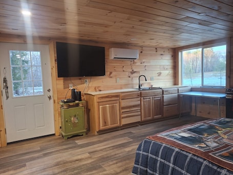 1 bedroom, WiFi, bed sheets. Charming 1-bedroom apartment in Monmouth with AC, WiFi. Several lakes nearby.