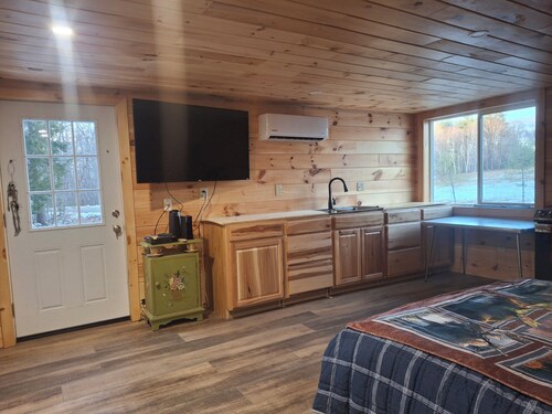 Charming 1-bedroom apartment in Monmouth with AC, WiFi. Several lakes nearby.