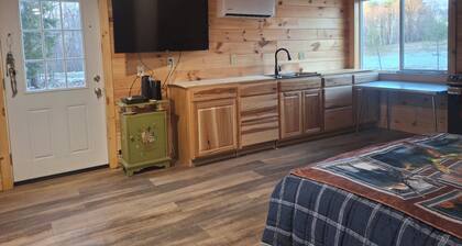 Charming 1-bedroom apartment in Monmouth with AC, WiFi. Several lakes nearby.