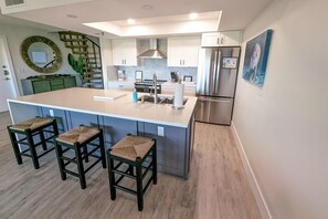 Condo, Plusieurs lits (The Intercoastal #205 - Beachy Chic) | Cuisine privée | Un four