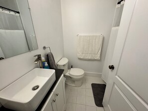 Haartrockner, Handtücher, Toilettenpapier