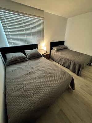 2 habitaciones, tabla de planchar con plancha, wifi y ropa de cama 