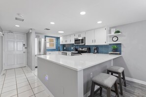 Appart'hôtel, plusieurs lits (The Shores Club 1105) | Cuisine privée