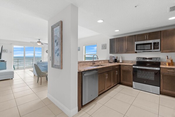 Lejlighed - flere senge (Aruba 206) | Privat køkken | Ovn, brødrister, køkkentøj/tallerkener/redskaber